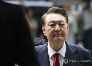 尹 “팔 빠질 듯, 제발 놔라”…“65세 노인 강제구인 시도, 형사책임 물을 것”