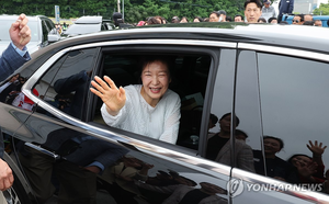 박근혜·이명박, 이 대통령 ‘국민 임명식’ 안 간다…“건강 문제로”