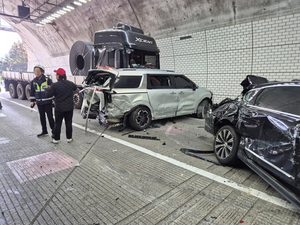 “꽝 꽝” 8중 추돌사고, 9명 다쳐…천안논산고속도로 차령터널서