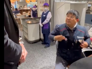 “노조 조끼 벗으라더니”… 롯데百, 여론 뭇매 맞고 대표 사과