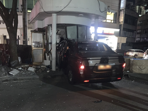60대 몰던 SUV, 아파트 경비실 돌진…70대 경비원 병원 이송