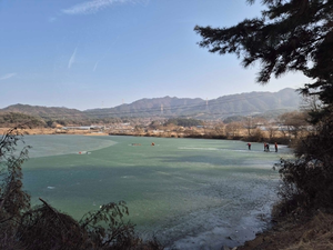 저수지 얼음판 붙잡고 40분간 버텼다…60대 극적 구조