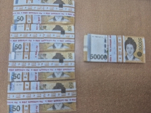 헌옷 수거하려다 ‘깜짝’…쓰레기봉투에 현금 2500만원 있었다