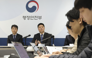 훈장의 가치 제대로… 부적절한 정부포상 전면 재검토