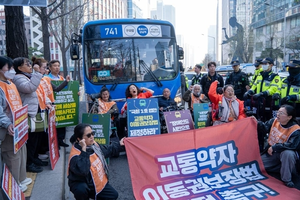 ‘지하철 시위’ 대신 ‘버스 저지’ 시민불편 커진 전장연…경찰, 내사 나섰다