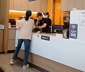 ‘음료 리필’ 거절 당하자 직원 때리고 계산기 부숴…‘맘스터치 진상녀’ 논란