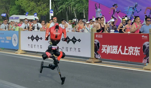 중국 휴머노이드 로봇 하프 마라톤서 50분대 기록…사람 기록 깼다