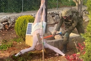 예수상을 망치로 내려친 이스라엘 병사…SNS 파문 확산