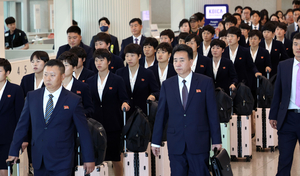 “입 꾹 닫고 굳은 표정”…北내고향여자축구단 입국, 8년만에