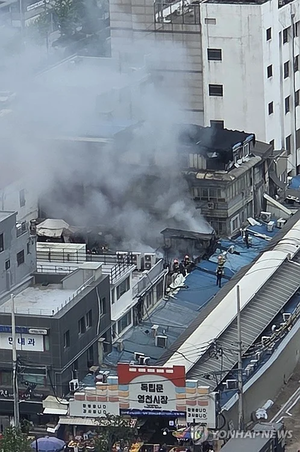 연기 솟구친 서대문구 영천시장, 건물 화재 40분 만 진압…인명피해 無