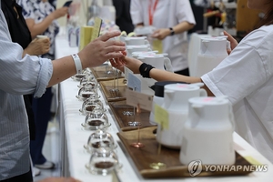 커피가 더 뜨겁거나 차가워지고 있다…3조7천억 규모로 껑충