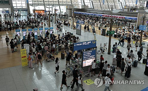 ‘터미널’처럼 인천공항서 1년째 사는 아이…인권위 “교육·발달권 보장해야”