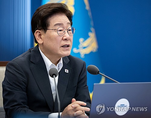 [속보] 청와대 “국회 권한 강화된 ‘4년 중임 대통령제’…국민 수용성 높은 개헌 방향”