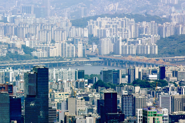 경기도 성남시 청계산 매바위에서 바라본 서울 강남구와 한강 이북 아파트 단지 전경. [연합뉴스]