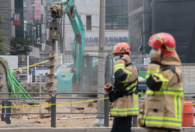 27일 오전 10시 47분 서울 서초구 지하철 2호선 교대역의 11번 출구 인근에서 도시가스가 유출되는 사고가 발생해 역 주변이 통제되고 있다. [연합뉴스]