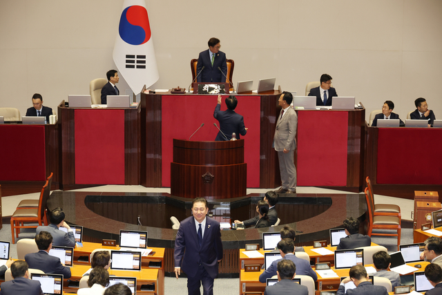 송언석 국민의힘 원내대표, 유상범 원내수석부대표가  27일 국회 본회의장에서 우원식 국회의장에게 항의하고 있다. [연합뉴스]