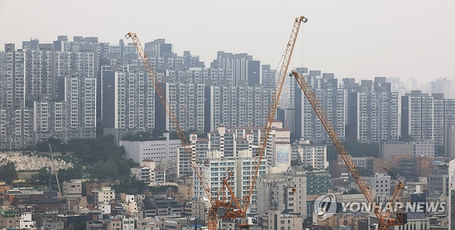 정부가 역대급 수준의 고강도 주택담보대출 규제를 내놓았다. 하지만 감당하기 힘든 후유증을 남기게 될 것이란 경고가 나오고 있다. 사진은 서울 시내 아파트 단지 모습. 연합뉴스