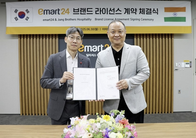 서울 성동구 이마트24 본사에서 30일 열린 브랜드 라이선스 계약 체결식에서 최진일 이마트24 대표(왼쪽)와 인도 시장 1세대 한인 사업가 피터 정(Jung Brothers Hospitality CEO) 대표가 기념 촬영을 하고 있다. 이마트24 제공