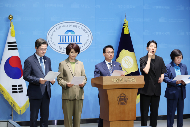 더불어민주당 국민소통위원회, 국무총리 인사청문특위 위원들이 30일 서울 여의도 국회 소통관에서 김민석 국무총리 후보자에 대한 허위사실 유포 고발 관련 기자회견을 하고 있다. 연합뉴스