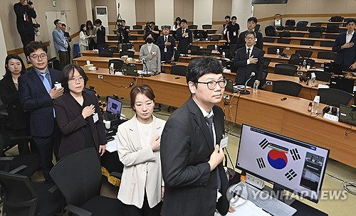 26일 경기도 고양시 사법연수원에서 열린 전국법관대표회의에서 의장을 맡은 김예영(앞줄 오른쪽 세번째) 서울남부지법 부장판사를 비롯한 참석자들이 국기에 경례를 하고 있다.  [공동취재=연합뉴스]