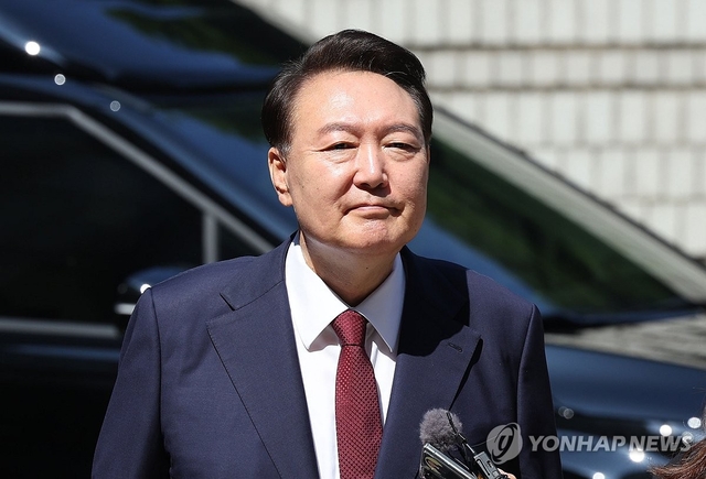 윤석열 전 대통령이 지난 6월 23일 서울 서초구 서울중앙지방법원에서 열린 내란 우두머리 혐의·직권남용 권리행사 방해 혐의 사건 8차 공판에 출석하고 있다. 연합뉴스