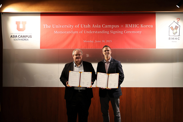 그레고리 힐 유타대학교 아시아캠퍼스 대표(오른쪽)와 제프리 존스 RMHC Korea 회장(왼쪽)이 지난 30일, 양해각서 체결 후 기념촬영을 하고 있다