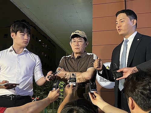 개그맨 이경규가 지난 6월 24일 서울 강남경찰서에서 약물 운전 혐의 관련 조사를 마친 뒤 취재진 앞에 서있다. 이씨는 지난 8일 오후 2시께 강남구 논현동에서 약물을 복용한 상태로 운전한 혐의를 받는다. [연합뉴스]