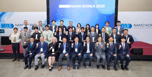 유상임(앞줄 왼쪽 다섯번째) 과기정통부 장관이 2일 일산 킨텍스에서 열린 ‘나노코리아 2025 개막식’ 에서 주요 인사들과 기념촬영을 하고 있다. 과기정통부 제공