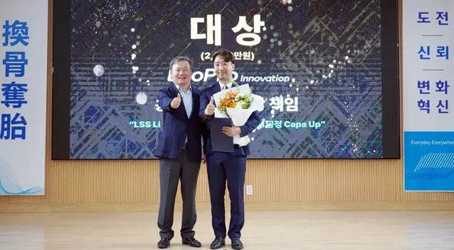 이동채(왼쪽부터) 에코프로 창업주가 지난 1일 충북 오창 에코프로 본사에서 혁신 아이디어 공모전 대상 수상자인 서백광 에코프로이노베이션 책임과 기념 촬영을 하고 있다. 에코프로 제공.