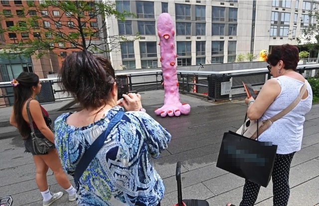 뉴욕 맨해튼 도심 한복판에 설치된 논란의 조형물.<뉴욕포스트 보도 캡처>