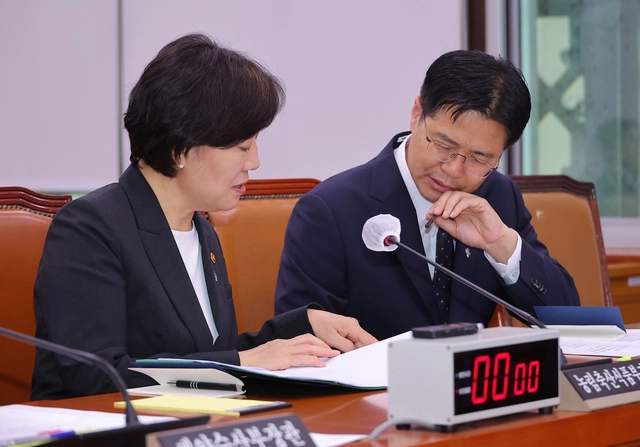 이재명 정부에서 유임된 송미령 농림축산식품부 장관이 26일 국회에서 열린 농림축산식품해양수산위원회 전체회의에 참석해 강형석 차관과 대화를 나누고 있다. 연합뉴스.