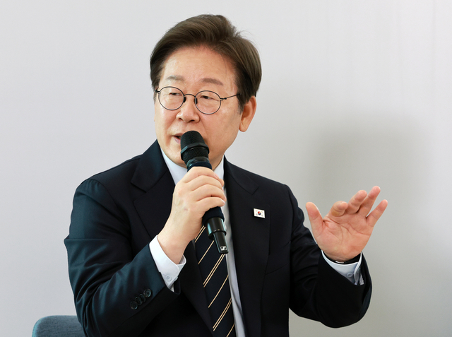 이재명 대통령이 지난달 30일 서울 용산 대통령실 파인그라스에서 열린 문화예술계 수상자 간담회에서 발언하고 있다. 대통령실통신사진기자단=연합뉴스.
