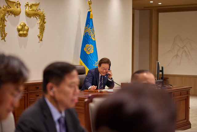 이재명 대통령이 지난 1일 서울 용산 대통령실 청사 집무실에서 크리스토퍼 럭슨 뉴질랜드 총리와 전화 통화를 하고 있다. 대통령실 제공.