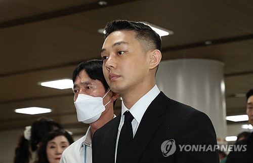 ‘프로포폴 상습 투약’ 혐의로 기소된 배우 유아인(본명 엄홍식)이 3일 서울 서초구 중앙지법에서 열린 1심 선고기일에 출석하고 있다.    [공동취재=연합뉴스]