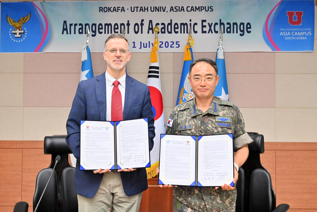 그레고리 힐 유타대 아시아캠퍼스 대표(왼쪽)와 차준선 공군사관학교장(오른쪽)이 지난 1일 체결한 학술 교류 협약서를 들고 기념촬영을 하고 있다.