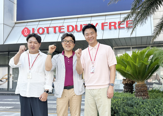 롯데면세점의 김정우 (왼쪽부터) 제주점 대리, 윤남호 제주공항점 점장, 김동진 제주점 사원. 롯데면세점 제공
