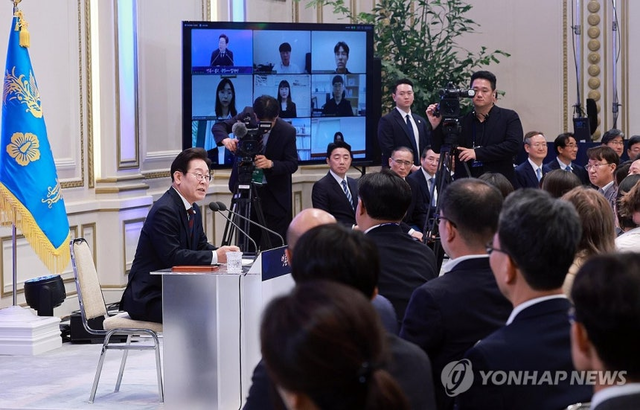 이재명 대통령이 3일 청와대 영빈관에서 열린 ‘대통령의 30일, 언론이 묻고 국민에게 답하다’ 기자회견에서 취재진 질문에 답하고 있다. 연합뉴스
