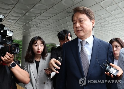 김주현 전 민정수석이 3일 내란특검 조사를 받기 위해 서초구 서울고검으로 들어서고 있다. [연합뉴스]