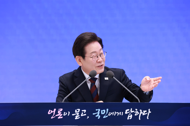 재명 대통령이 3일 청와대 영빈관에서 열린 ‘대통령의 30일, 언론이 묻고 국민에게 답하다’ 기자회견에서 발언하고 있다. [연합뉴스]