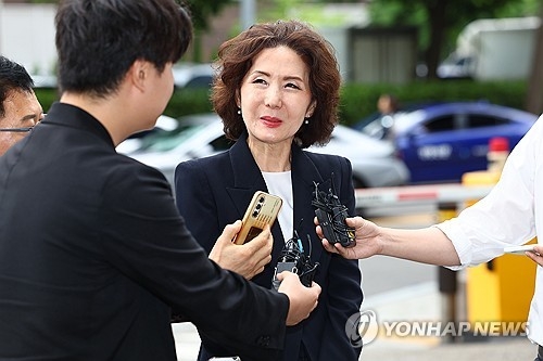 이진숙 사회부총리 겸 교육부 장관 후보자가 30일 오전 서울 여의도 한국교육시설안전원에 마련된 인사청문회 준비 사무실로 출근하며 취재진의 질문을 듣고 있다. [연합뉴스]