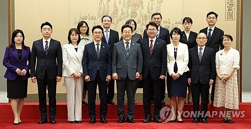 이재명 대통령이 4일 용산 대통령실에서 임명장 수여식 참석자들과 기념촬영을 하고 있다. 이날 이 대통령은 김민석 국무총리, 강훈식 대통령비서실장, 위성락 국가안보실장, 김용범 정책실장, 이종석 국가정보원장, 윤창렬 국무조정실장, 이한주 국정기획위원장에게 임명장을 수여했다. [대통령실통신사진기자단=연합뉴스]