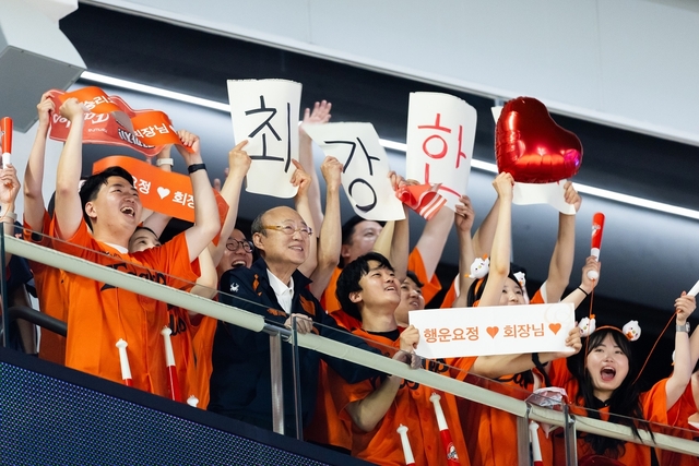 김승연 회장이 한화 이글스 경기를 참관하고 있다. 한화그룹 제공