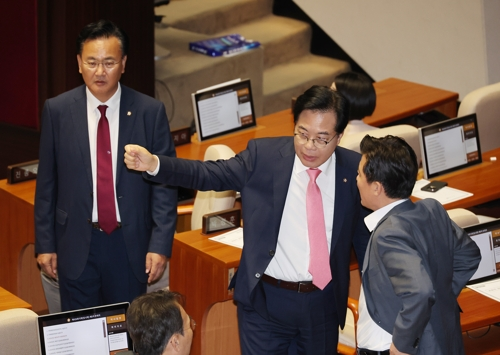 4일 국회 본회의장에서 국민의힘 송언석 비상대책위원장 겸 원내대표가 우원식 국회의장과 본회의 개의 지연 관련 이야기를 나눈 뒤 자리로 향하며 의원들과 대화하고 있다. [연합뉴스]