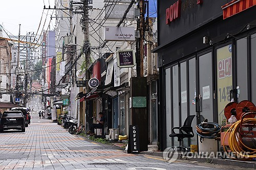 심각한 내수 부진 속에 한국 경제 침체의 골이 깊어지면서 은행에서 빌린 돈을 갚지 못하는 한계 기업과 가계가 빠르게 늘어나고 있다. 이미 올해 들어 5개월 사이 기업·가계 연체율이 높게는 0.2%포인트(p) 이상 뛰었다. 특히 가계와 개인사업자(자영업자) 대출의 부실 지표는 11년 만에 가장 높은 수준까지 치솟은 상태다. 사진은 16일 서울의 한 골목상권. [연합뉴스]