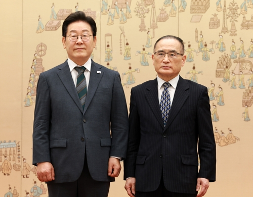 이재명 대통령이 4일 용산 대통령실에서 위성락 국가안보실장에게 임명장을 수여한 후 기념촬영을 하고 있다. [대통령실통신사진기자단, 연합뉴스]