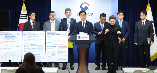 김민재 행정안전부장관 직무대행이 5일 정부서울청사 브리핑룸에서 민생회복 소비쿠폰 1차 지급계획을 발표하고 있다. 정부는 7월 21일부터 9월 12일까지 1차로 전 국민에 최소 15만에서 최대 45만원 상당의 소비쿠폰을 지급 후 소득 선별 절차를 거쳐 9월 22일부터 국민의 90%에 10만원을 추가로 지급할 예정이다. [연합뉴스]