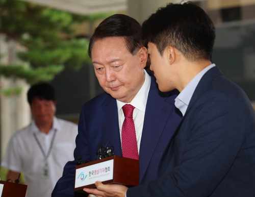 윤석열 전 대통령이 5일 내란 특검의 2차 조사를 받기 위해 조은석 특별검사팀 사무실이 있는 서울 서초구 서울고검에 출석하고 있다. 윤 전 대통령은 취재진 질문에 답변 없이 사무실로 향했다. [연합뉴스]