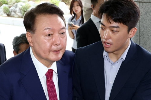 윤석열 전 대통령이 5일 내란 특검의 2차 조사를 받기 위해 조은석 특별검사팀 사무실이 있는 서울 서초구 서울고검에 출석하고 있다.    [공동취재=연합뉴스]