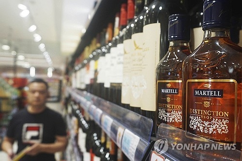 중국 슈퍼마켓에 진열된 유럽산 브랜디. AP 연합뉴스 자료사진