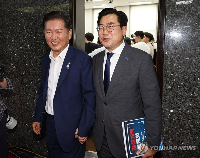 정청래(왼쪽) 더불어민주당 대표 후보자와 박찬대 민주당 대표 후보자. 연합뉴스